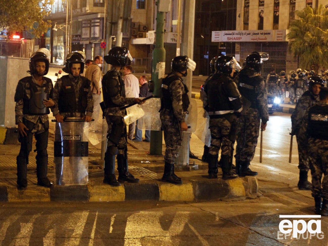 Полиция взяла боевиков в осаду