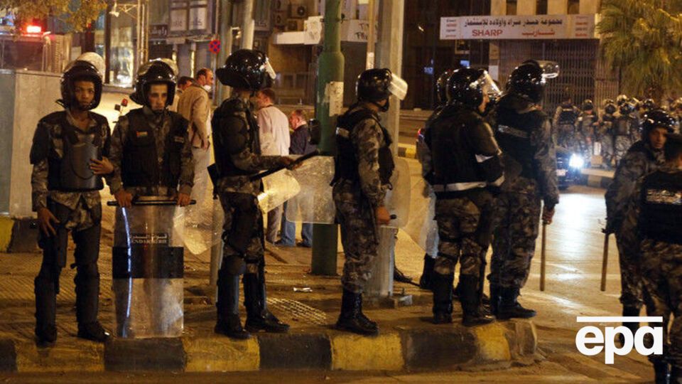 Полиция взяла боевиков в осаду