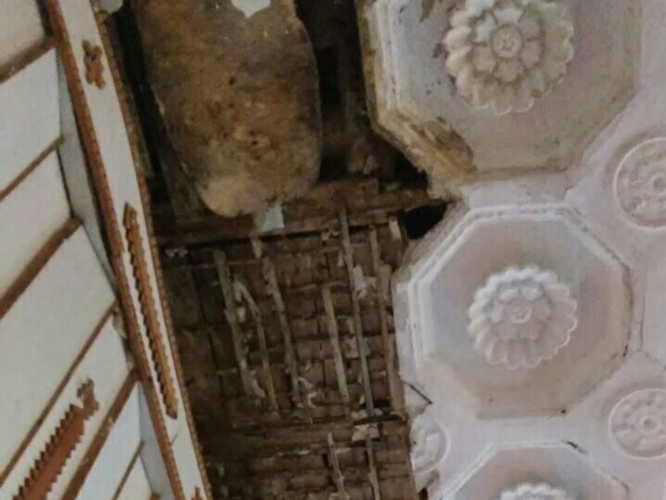 В помещении отсутствует верхнее покрытие крыши, часть потолка обвалилась