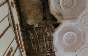 В помещении отсутствует верхнее покрытие крыши, часть потолка обвалилась