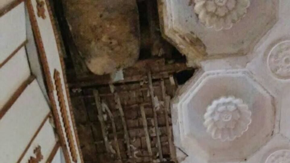 В помещении отсутствует верхнее покрытие крыши, часть потолка обвалилась