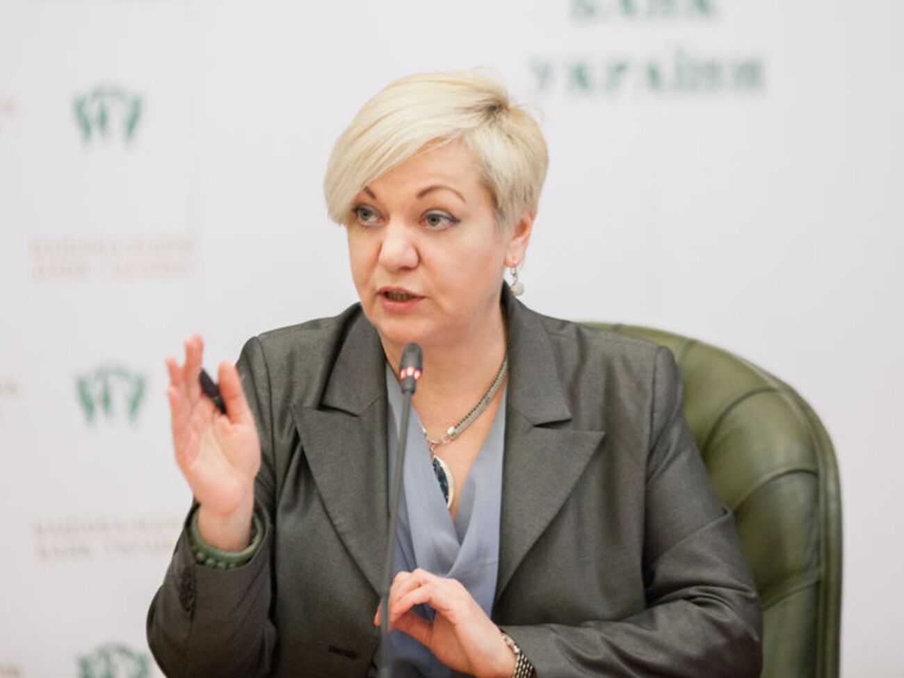 Гонтарева заверила, что государство гарантирует сохранность вкладов вкладчиков "ПриватБанка"