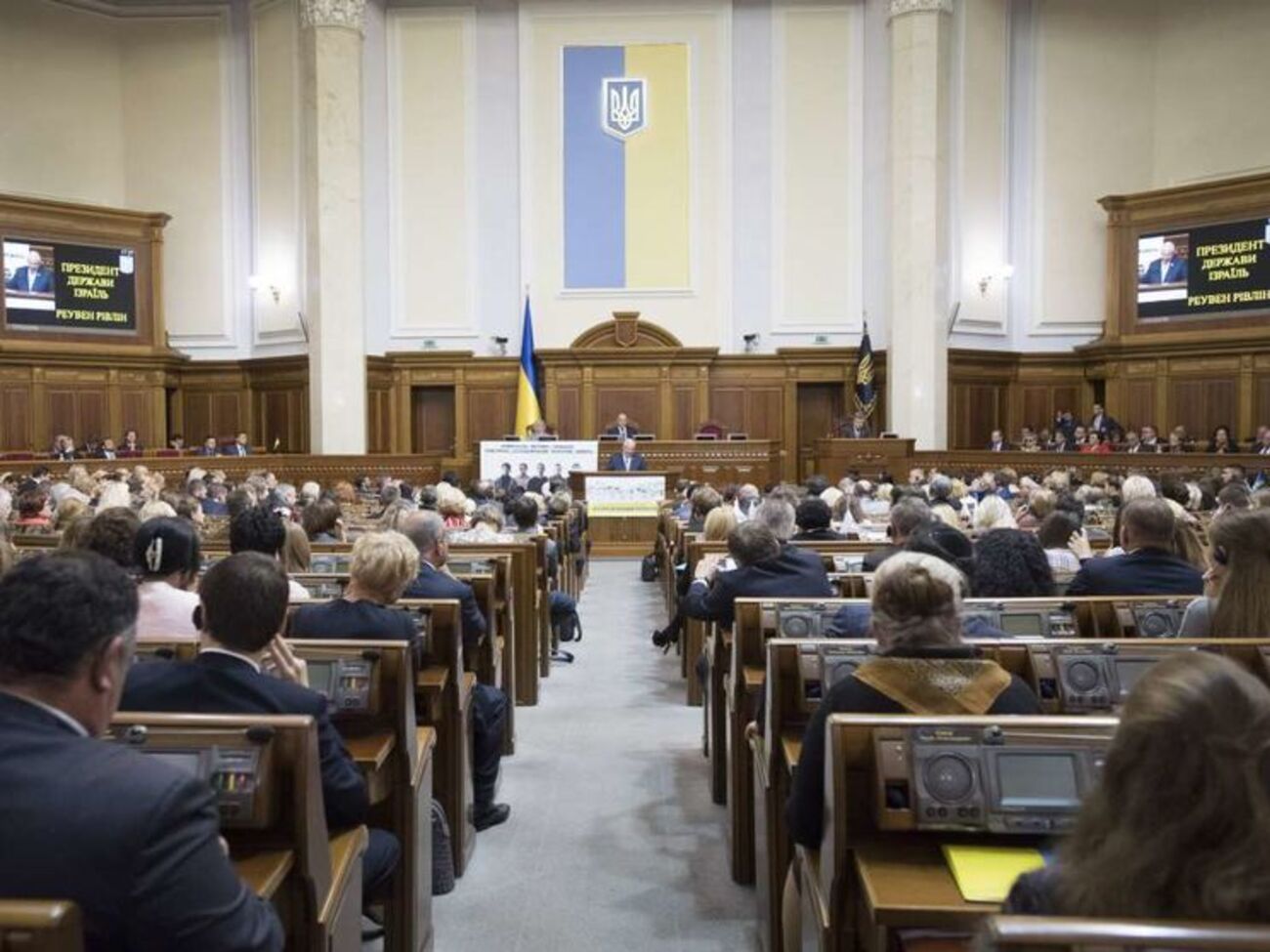 В Раду, по данным КМИС, проходят семь партий