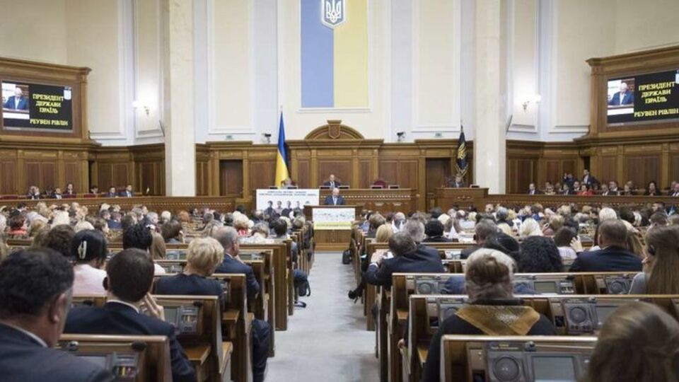 В Раду, по данным КМИС, проходят семь партий