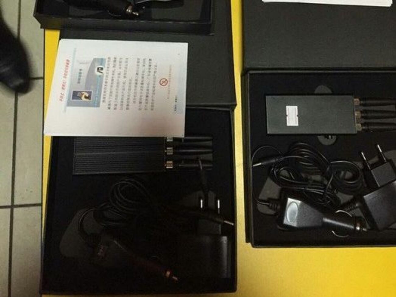 В ходе обысков было изъято большое количество GPS-трекеров с вмонтированными микрофонами и приборов блокировки радиосигналов