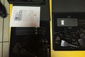 В ходе обысков было изъято большое количество GPS-трекеров с вмонтированными микрофонами и приборов блокировки радиосигналов