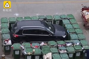 Дворник заблокировал авто мусорными баками