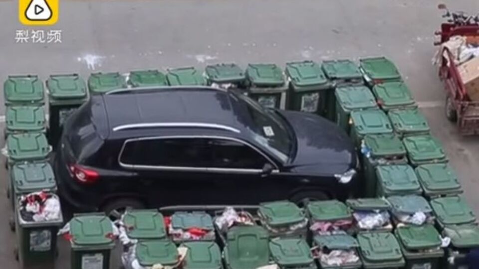 Дворник заблокировал авто мусорными баками