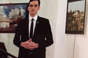 Этот мужчина стрелял в посла