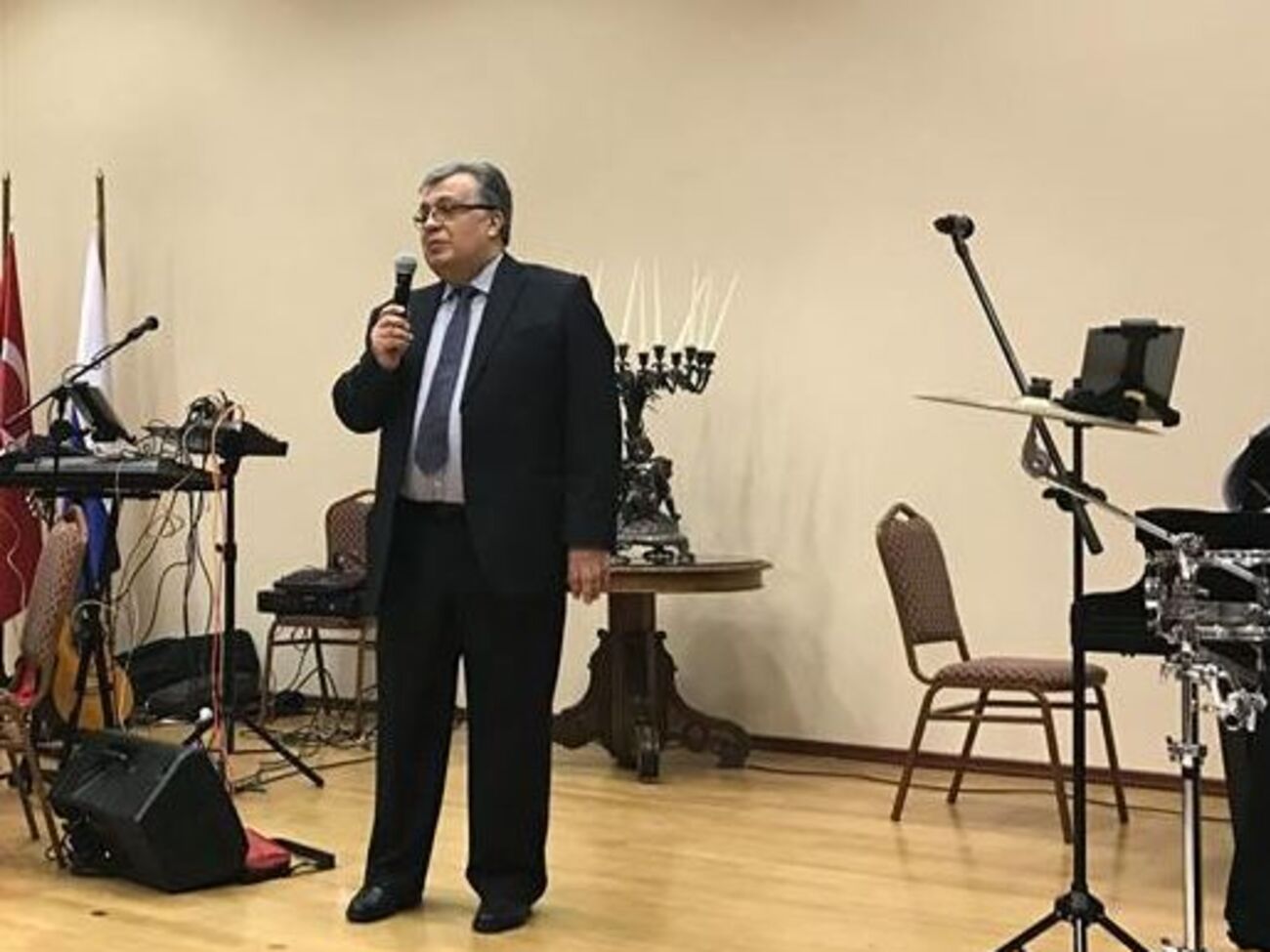 Вечером 19 декабря неизвестный выстрелил в посла РФ в Турции