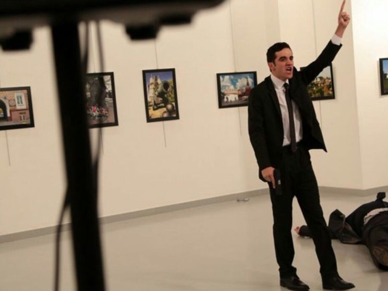 Сообщается, что Алтынташ неделю назад поступил на службу в охрану посла