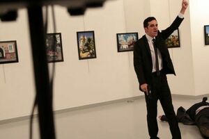 Сообщается, что Алтынташ неделю назад поступил на службу в охрану посла