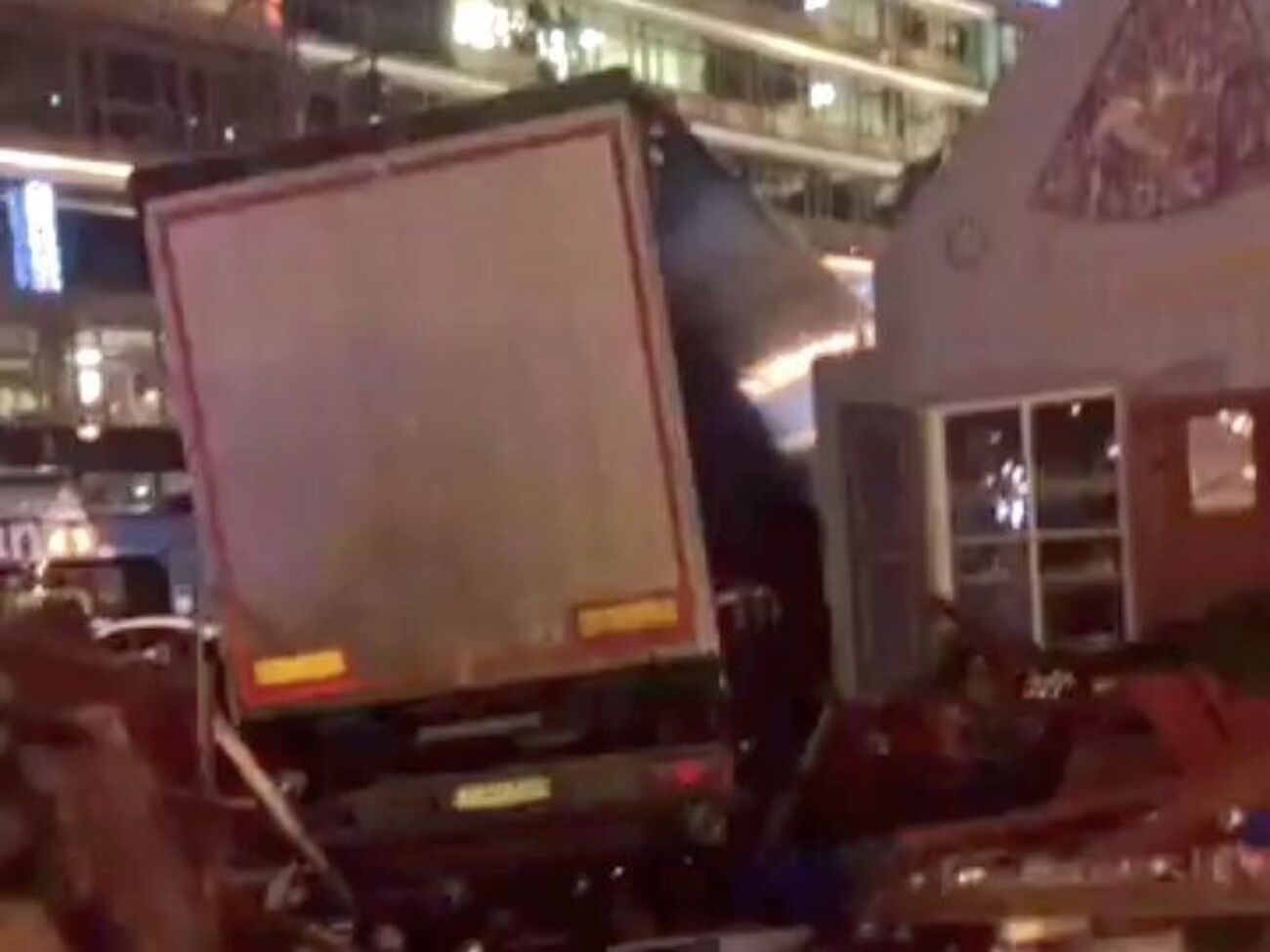 На место происшествия прибыло много&nbsp;машин скорой помощи