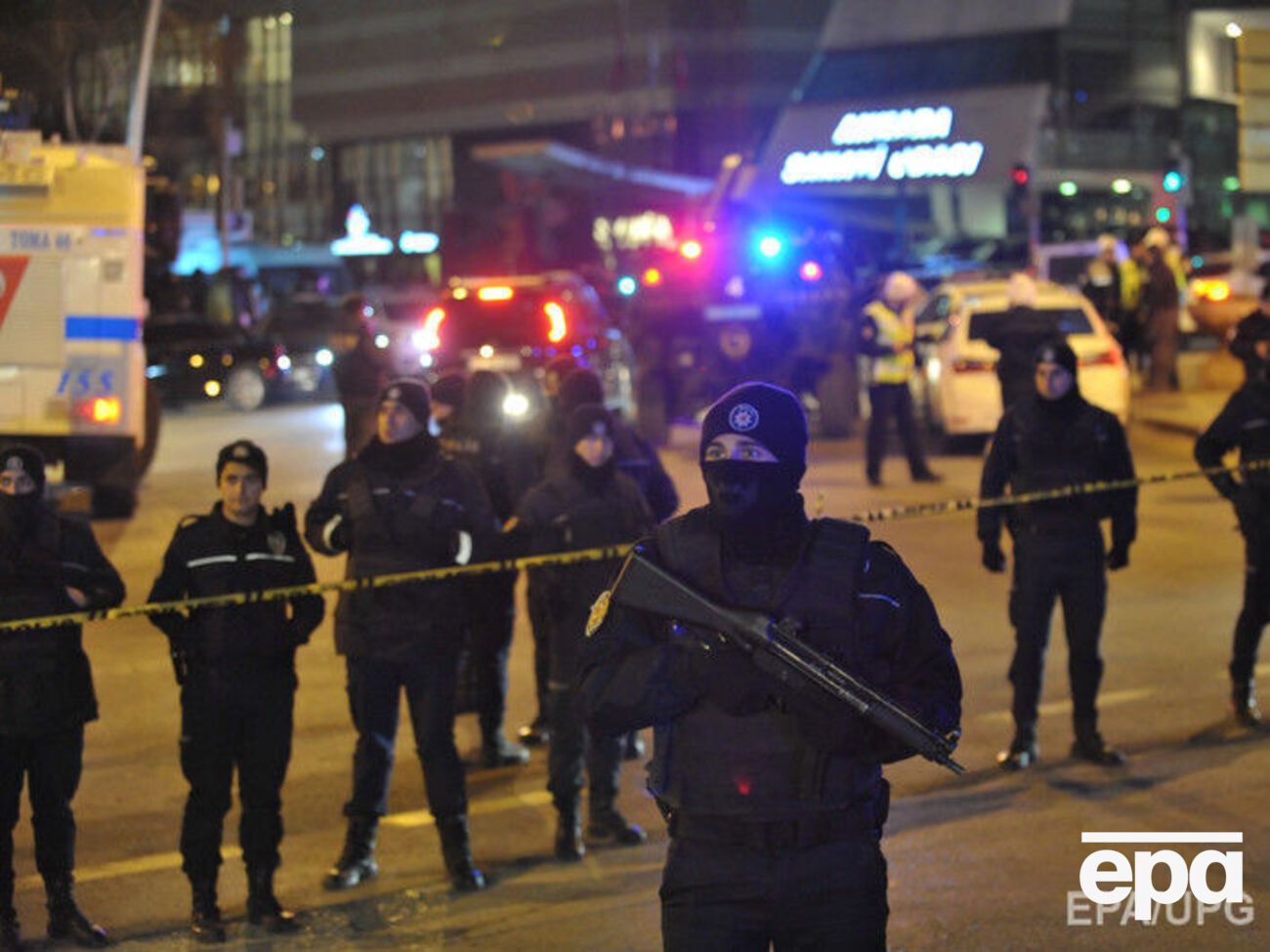 Полицейские устанавливают причины преступления, на которое пошел их коллега