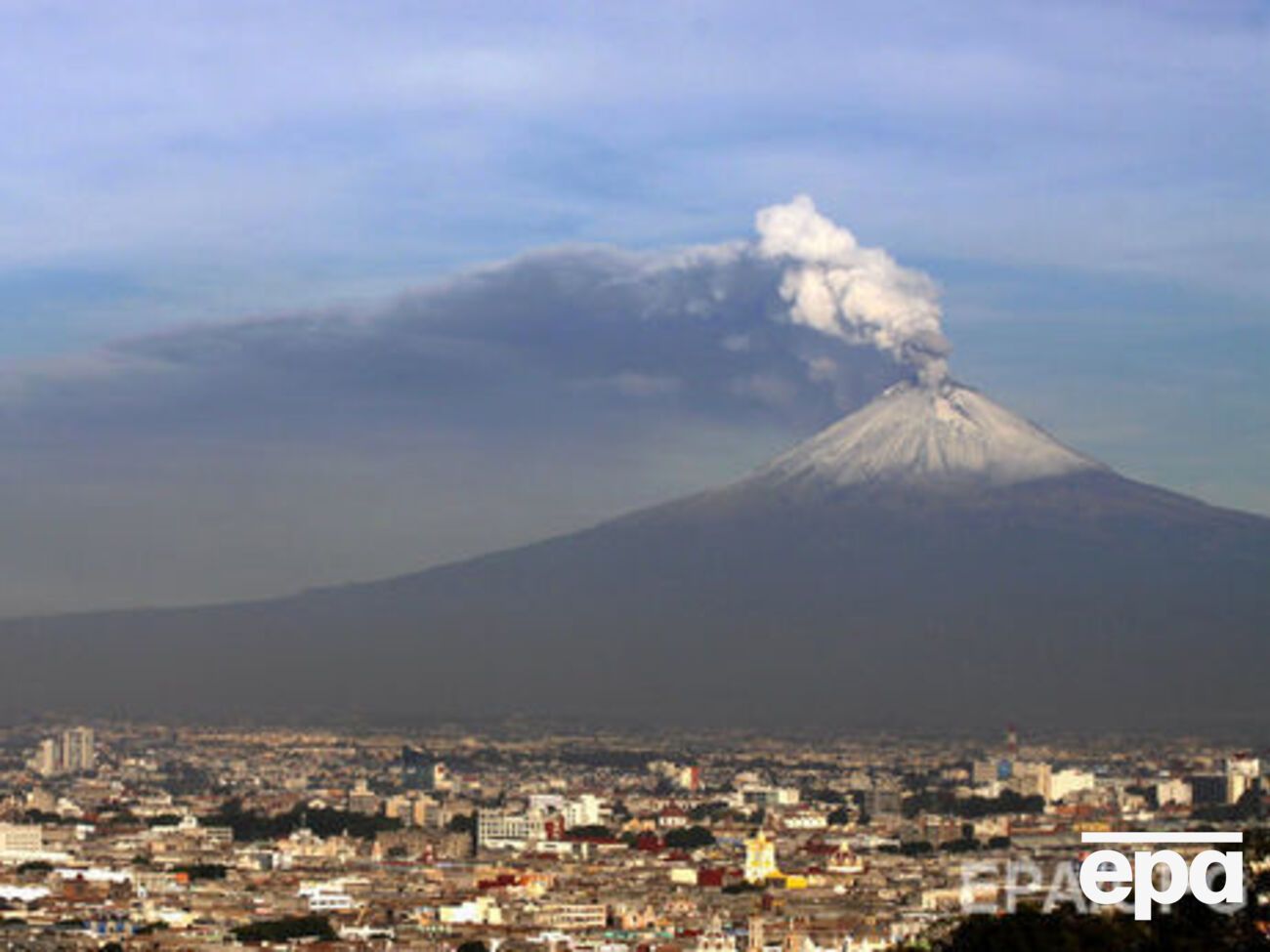 Попокатепетль выбросил&nbsp;в воздух столб пепла и дыма