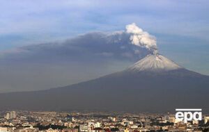 Попокатепетль выбросил в воздух столб пепла и дыма