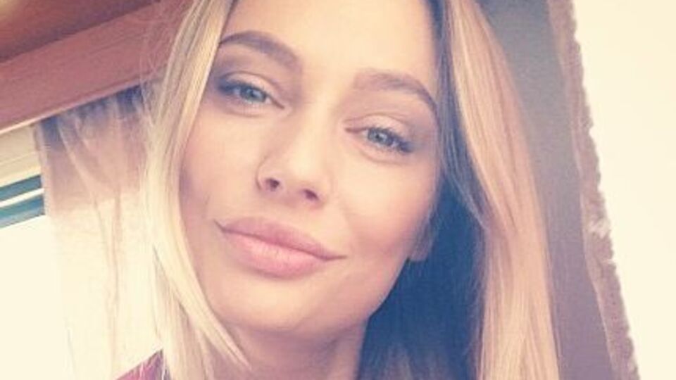 Рудова разместила снимок в майке, собранной на груди
