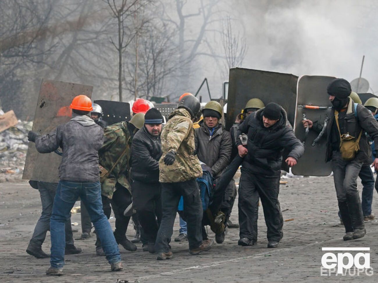 Шуляк утверждает, что в протестующих стреляли сверху, а не из-за баррикад на улице