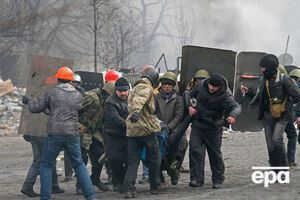 Шуляк утверждает, что в протестующих стреляли сверху, а не из-за баррикад на улице