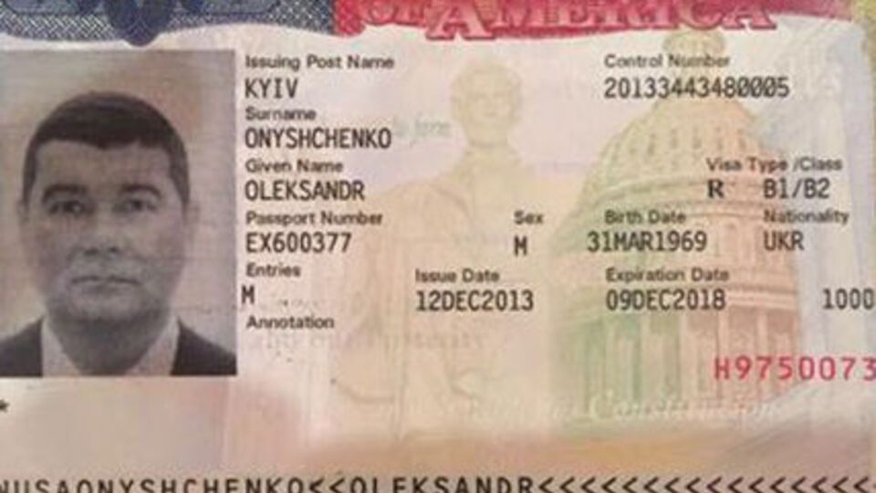 Онищенко показал свою американскую визу