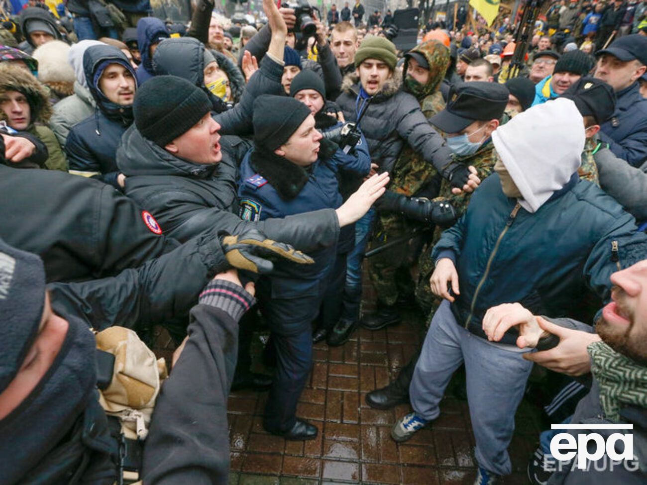 Участники антиправительственных выступлений в Киеве не раз сталкивались лицом к лицу со сторонниками властей, которых принято называть титушками