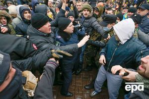 Участники антиправительственных выступлений в Киеве не раз сталкивались лицом к лицу со сторонниками властей, которых принято называть титушками