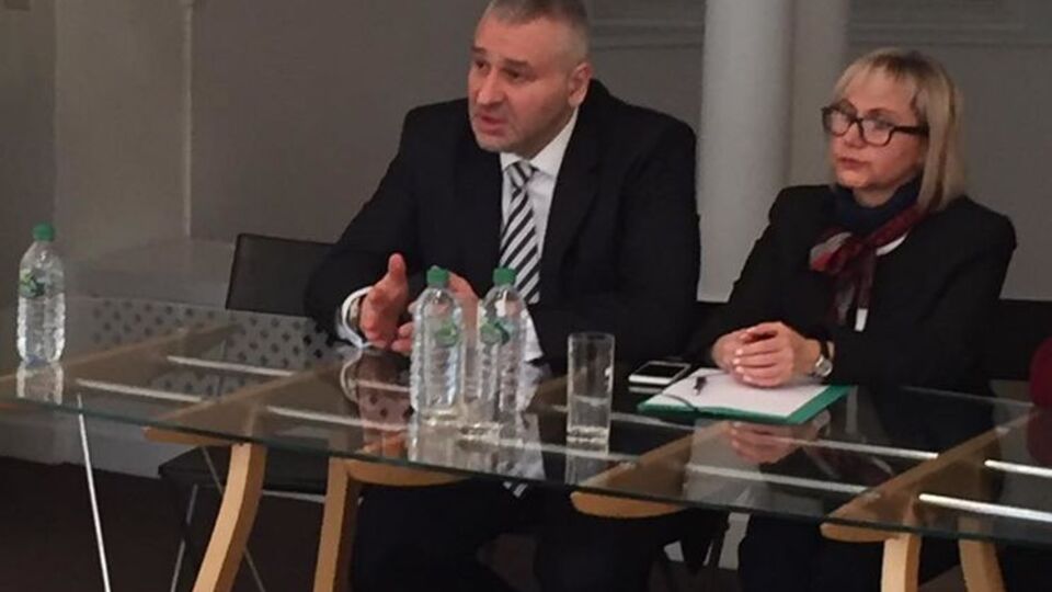 Фейгин провел пресс-конференцию в Париже вместе с женой Сущенко