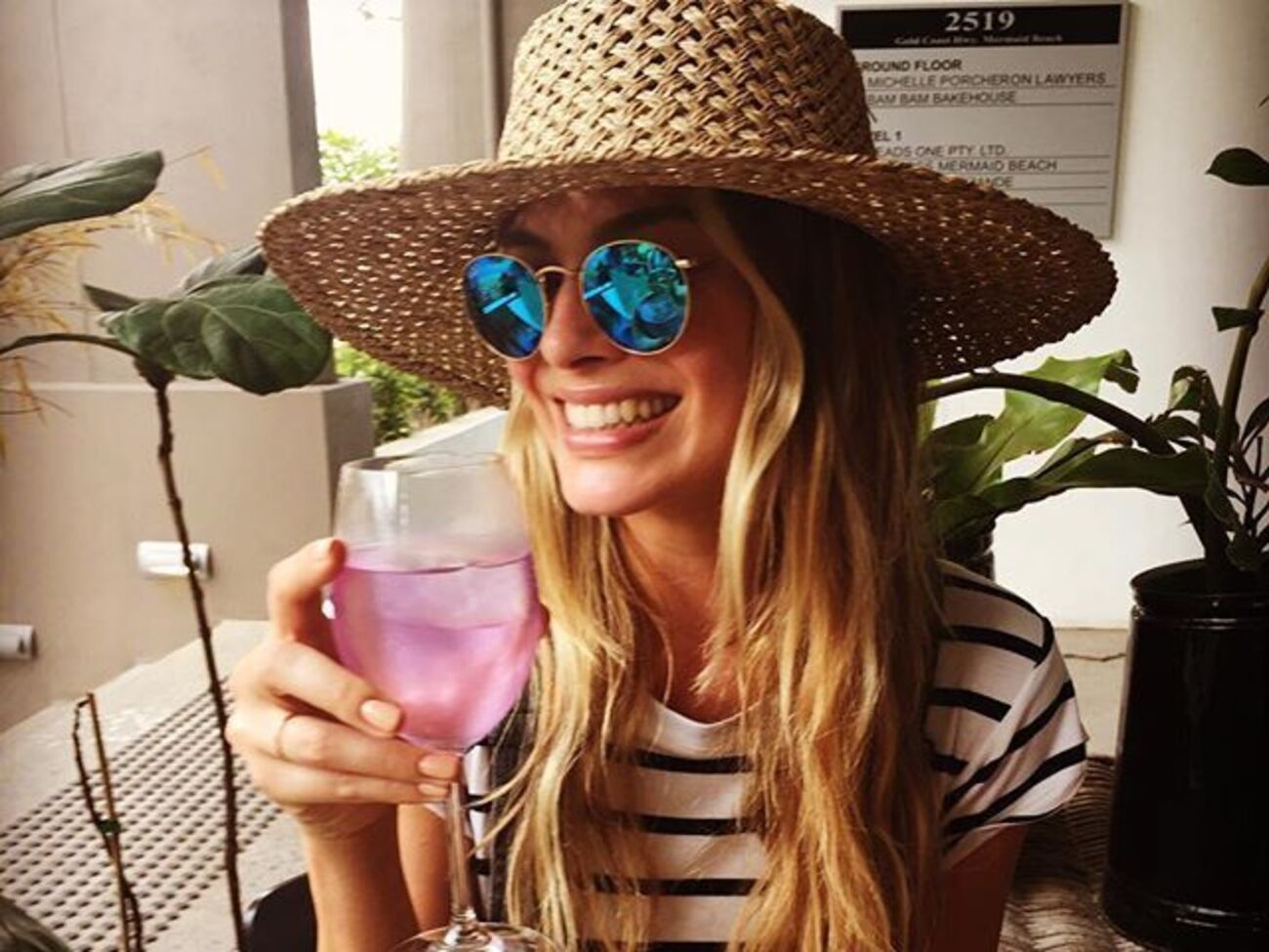 Робби продемонстрировала кольцо