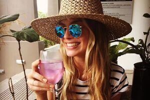 Робби продемонстрировала кольцо