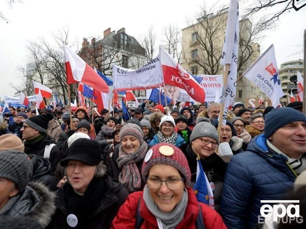 Массовые акции протеста в&nbsp;Варшаве вынудили власть отменить ограничения для СМИ