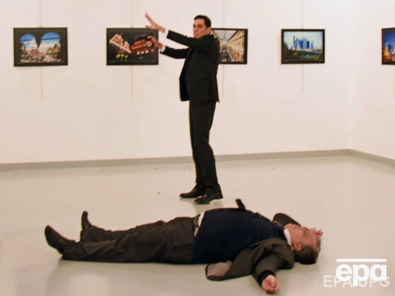 Cотрудник турецкой полиции Мевлют Мерт Алтынташ несколько раз выстрелил в посла РФ, Андрей Карлов скончался на месте. Мевлют был застрелен позже турецкими спецслужбами