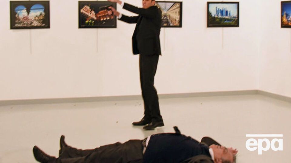 Cотрудник турецкой полиции Мевлют Мерт Алтынташ несколько раз выстрелил в посла РФ, Андрей Карлов скончался на месте. Мевлют был застрелен позже турецкими спецслужбами