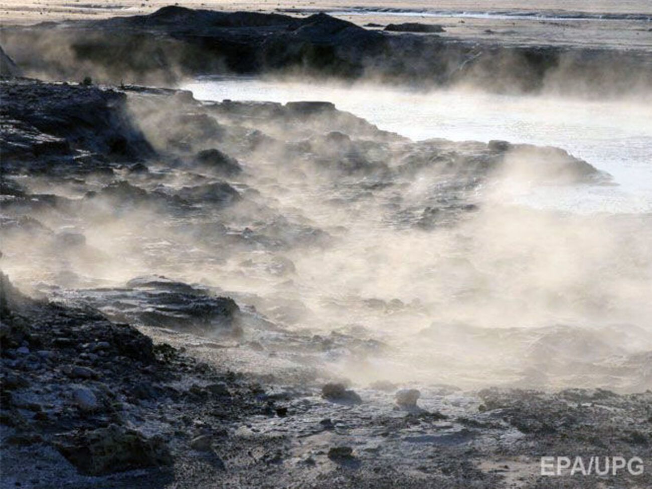 Ученые сообщают о критическом уровне давления газа под спящим вулканом