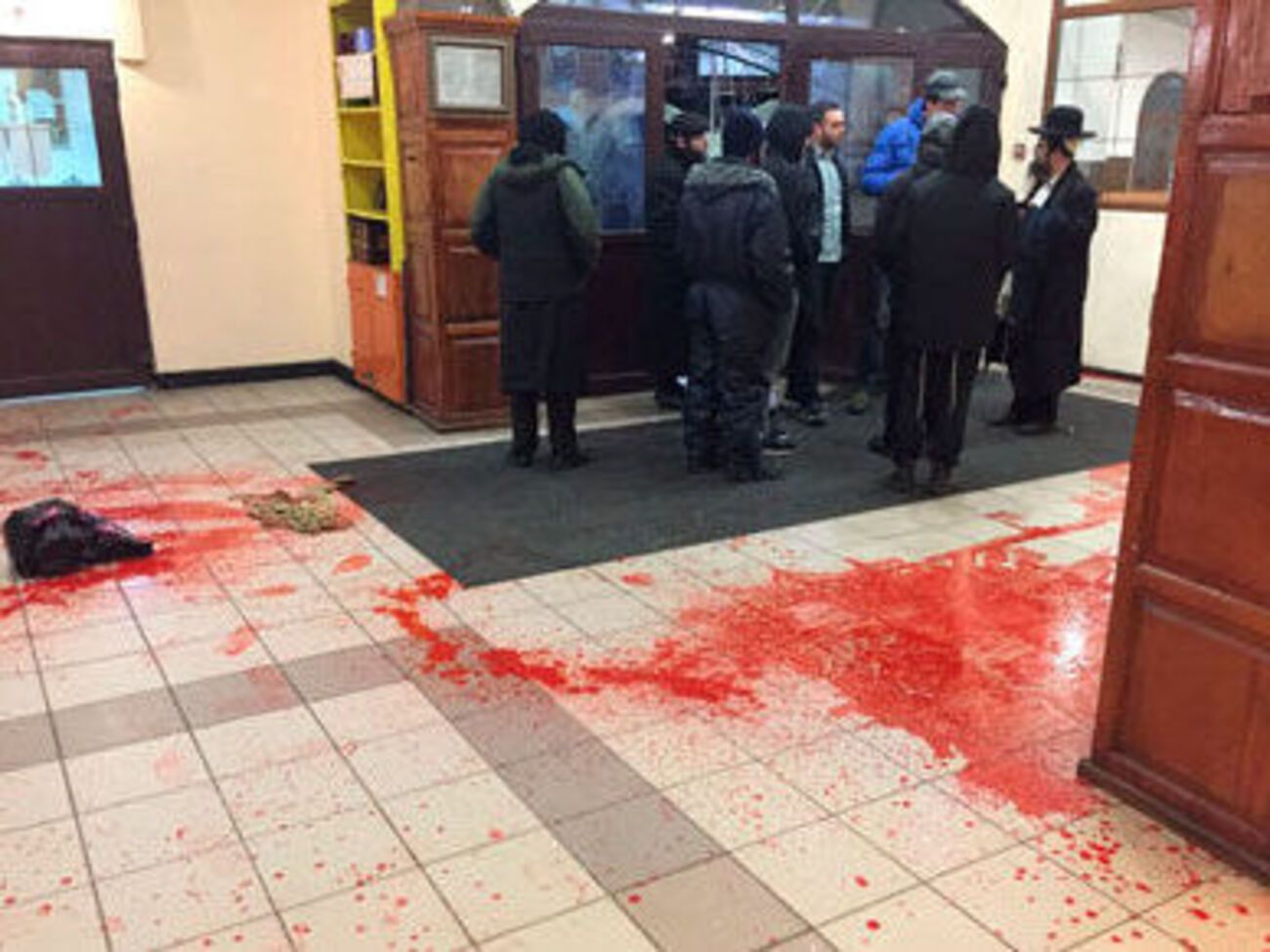 Нападавшие залили синагогу красной краской