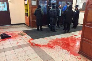 Нападавшие залили синагогу красной краской