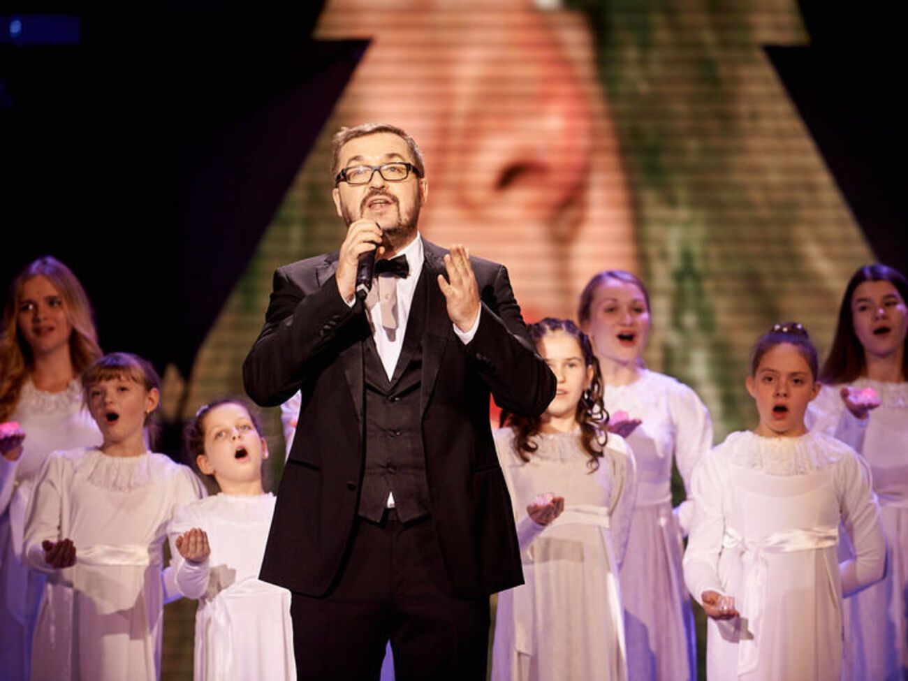 Пономарев вышел на сцену с детским хором
