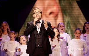 Пономарев вышел на сцену с детским хором