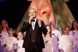 Пономарев вышел на сцену с детским хором