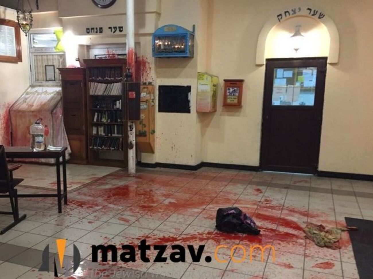 Сегодня в Умани неизвестные залили синагогу красной краской и положили голову свиньи