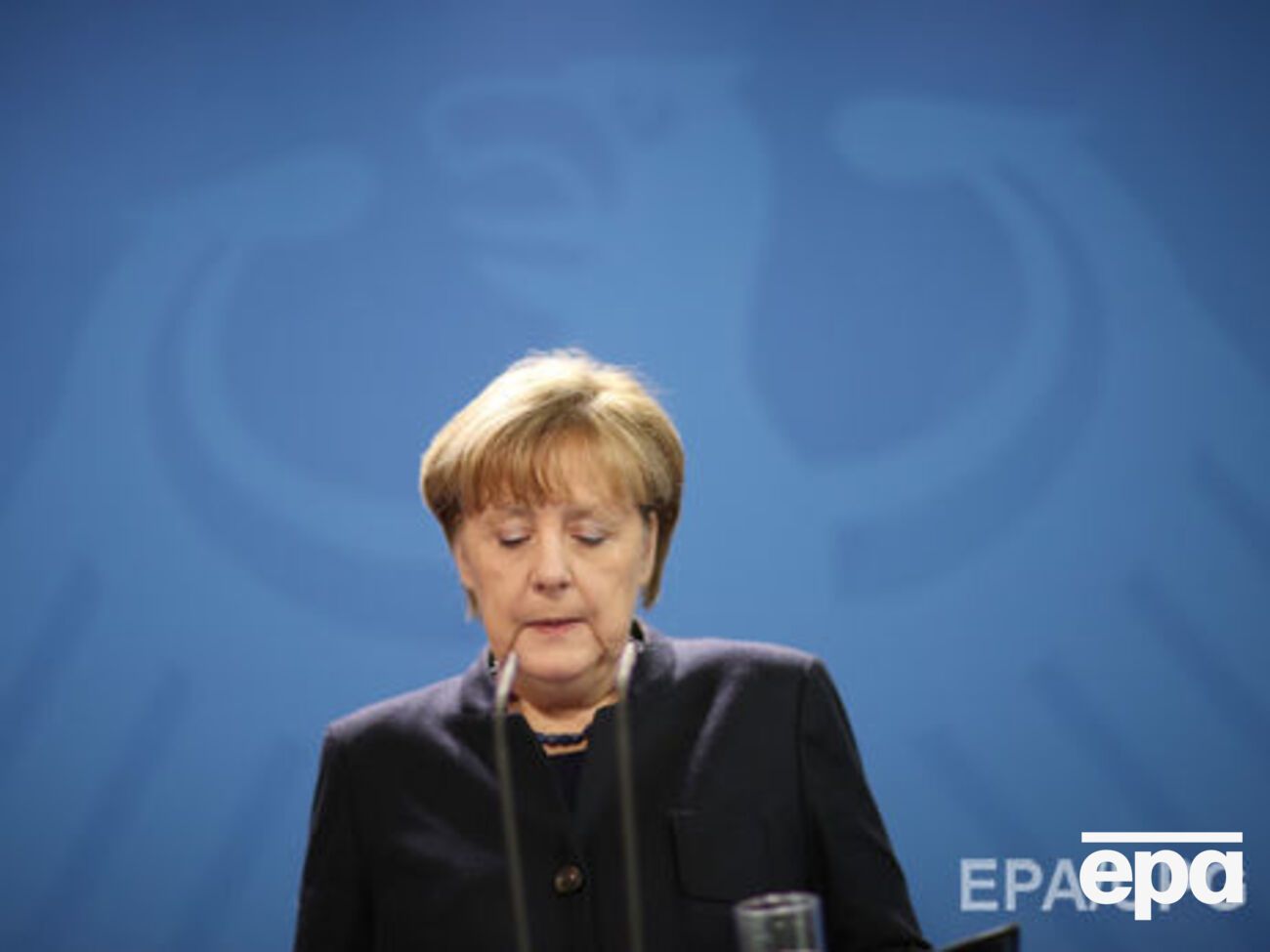 Среди немецких политиков ходят слухи, что теракт может изменить шансы Меркель выиграть выборы в 2017 году, отмечает WSJ