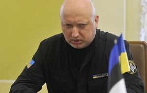 Турчинов: Четвертые сутки подряд из запрещенного оружия обстреливаются украинские позиции