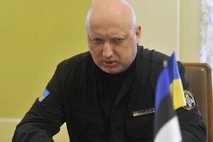 Турчинов: Четвертые сутки подряд из запрещенного оружия обстреливаются украинские позиции