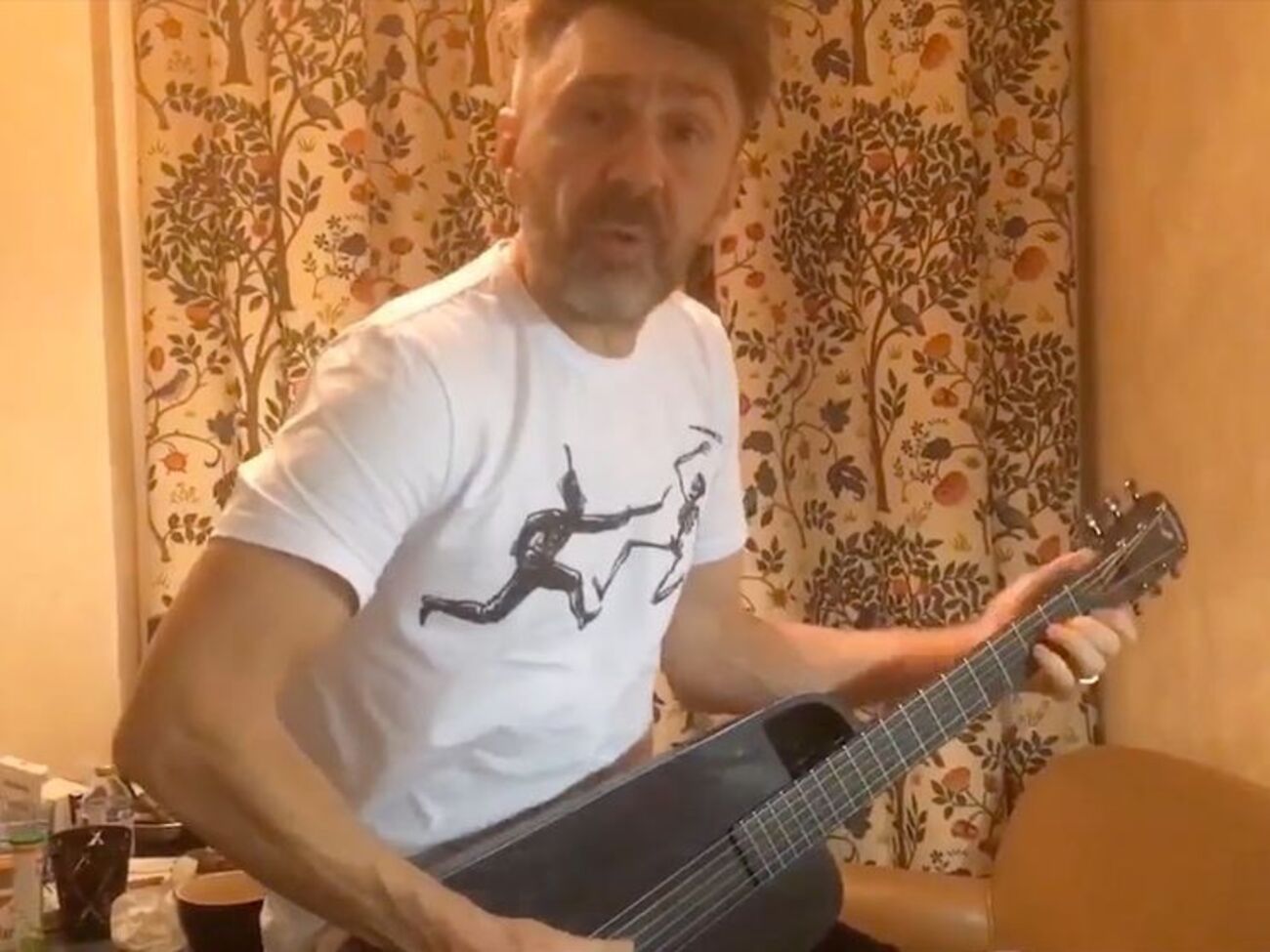 Шнуров под гитару спел песню "Начинаем отмечать"