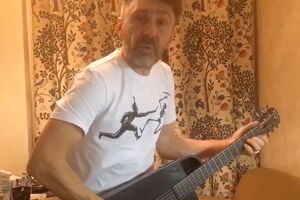 Шнуров под гитару спел песню "Начинаем отмечать"
