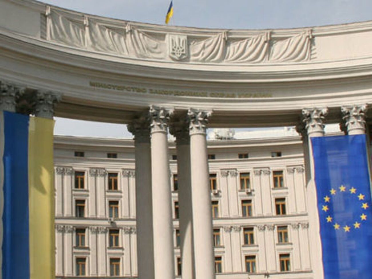 В МИД призвали проявлять бдительность, находясь в общественных местах