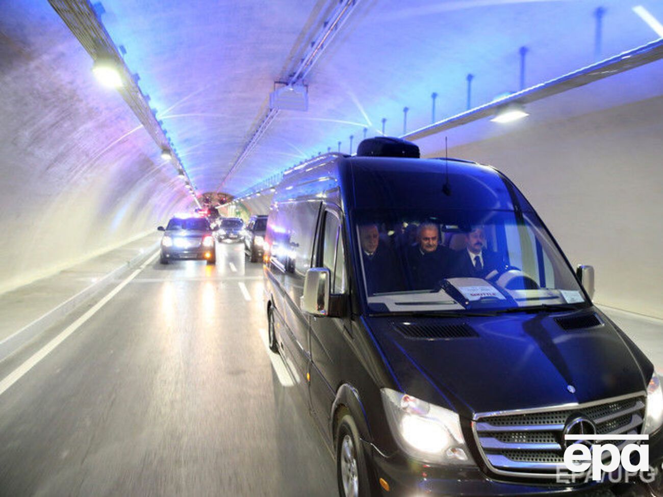 Президент Эрдоган первым проехался по новому тоннелю