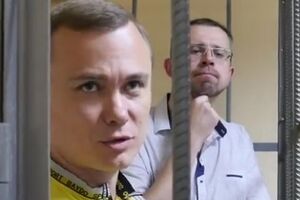 Гапеев и Сухинин во время одного из судебных заседаний