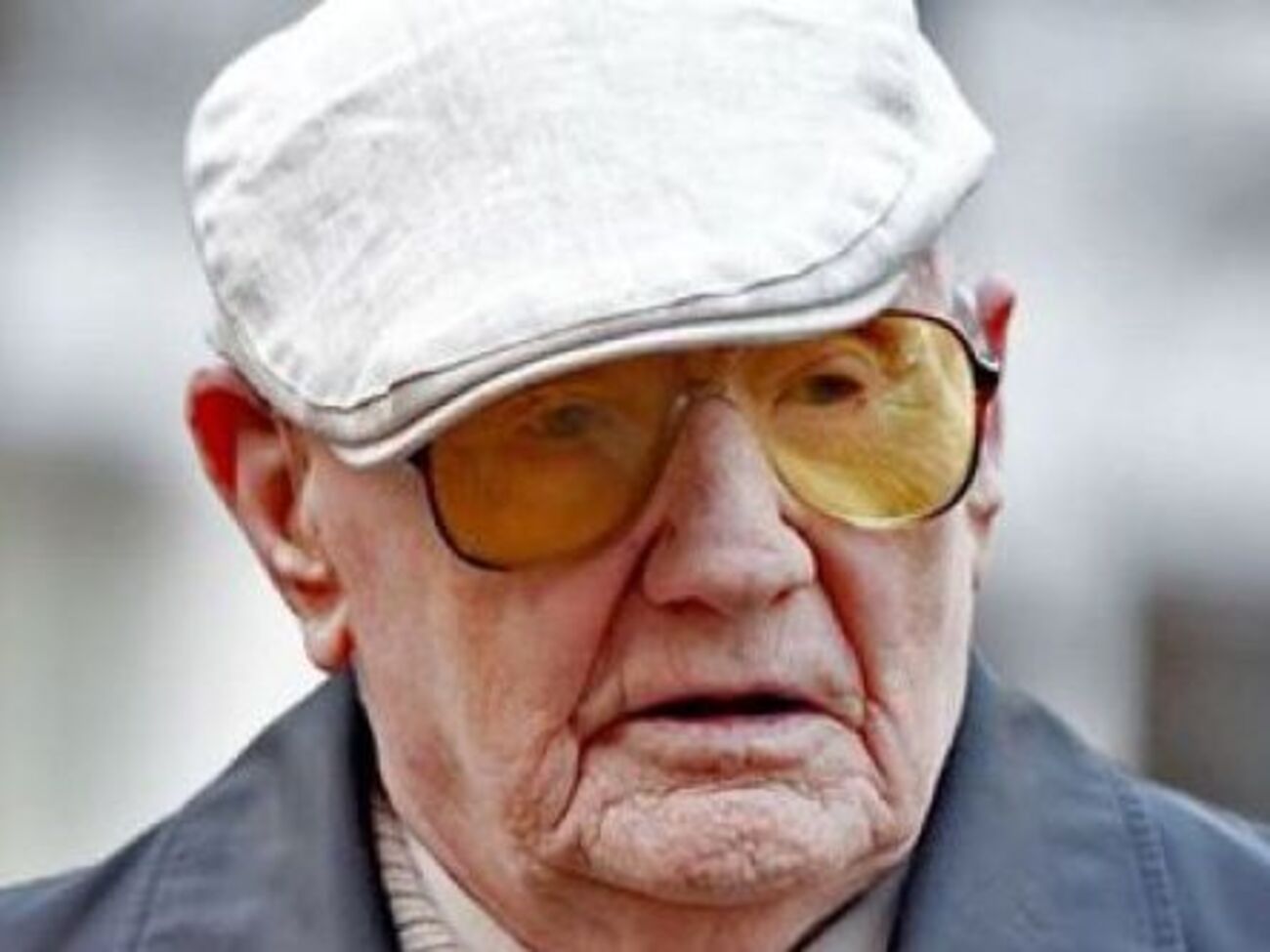 У Кларка респираторные заболевания, диабет и существенные проблемы со слухом, зрением и координацией