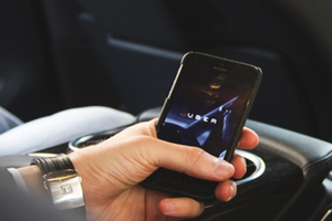 Uber пока приостанавливает испытания беспилотных такси