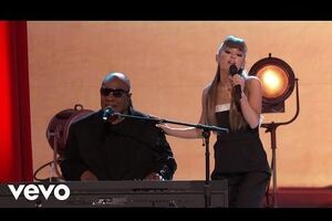 Гранде и Уандер спели вместе